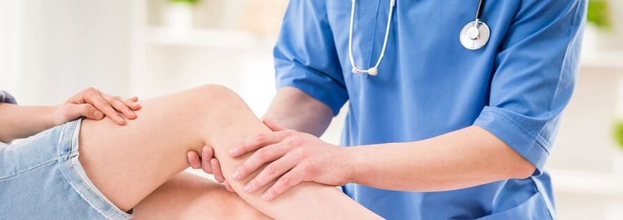 Il medico esamina la gamba